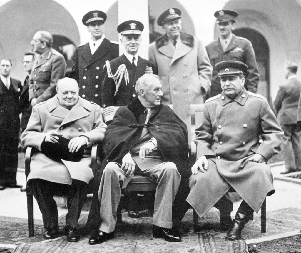 얄타 회담에 참석한 영국의 처칠 미국의 루스벨트 소련의 스탈린